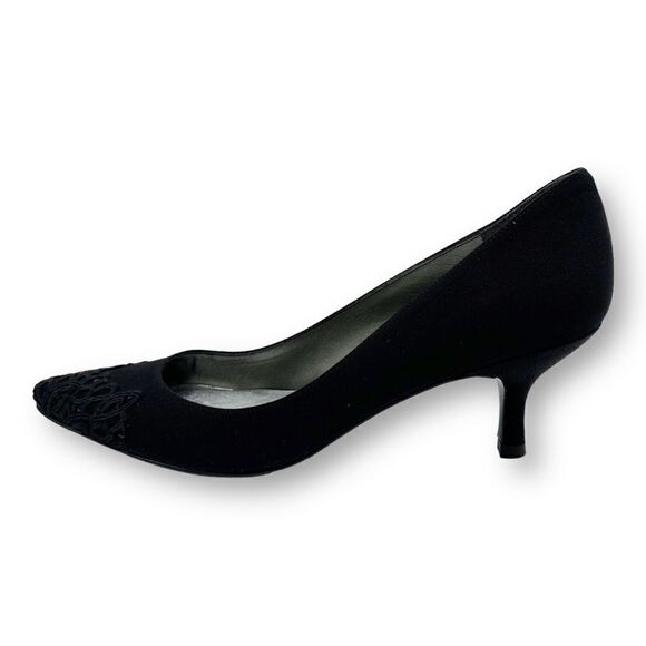 Stuart Weitzman Black Fabric Kitten Heeled Pointed Toe Pump w/Lace Crystals 8.5M - Picture 2 of 11